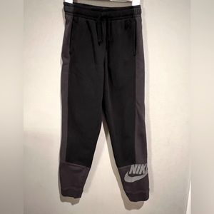 Big kids (boy’s) Nike joggers size Large in black. In excellent condition!